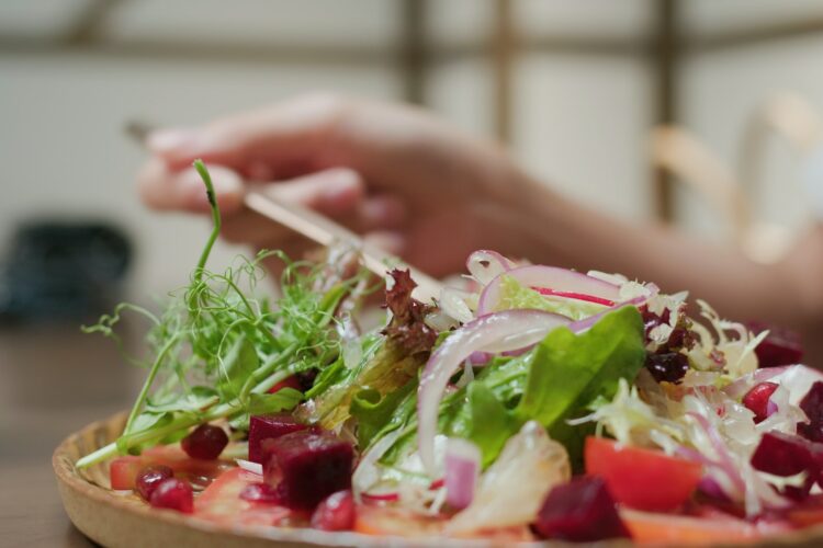 Eat salad in the restaurant