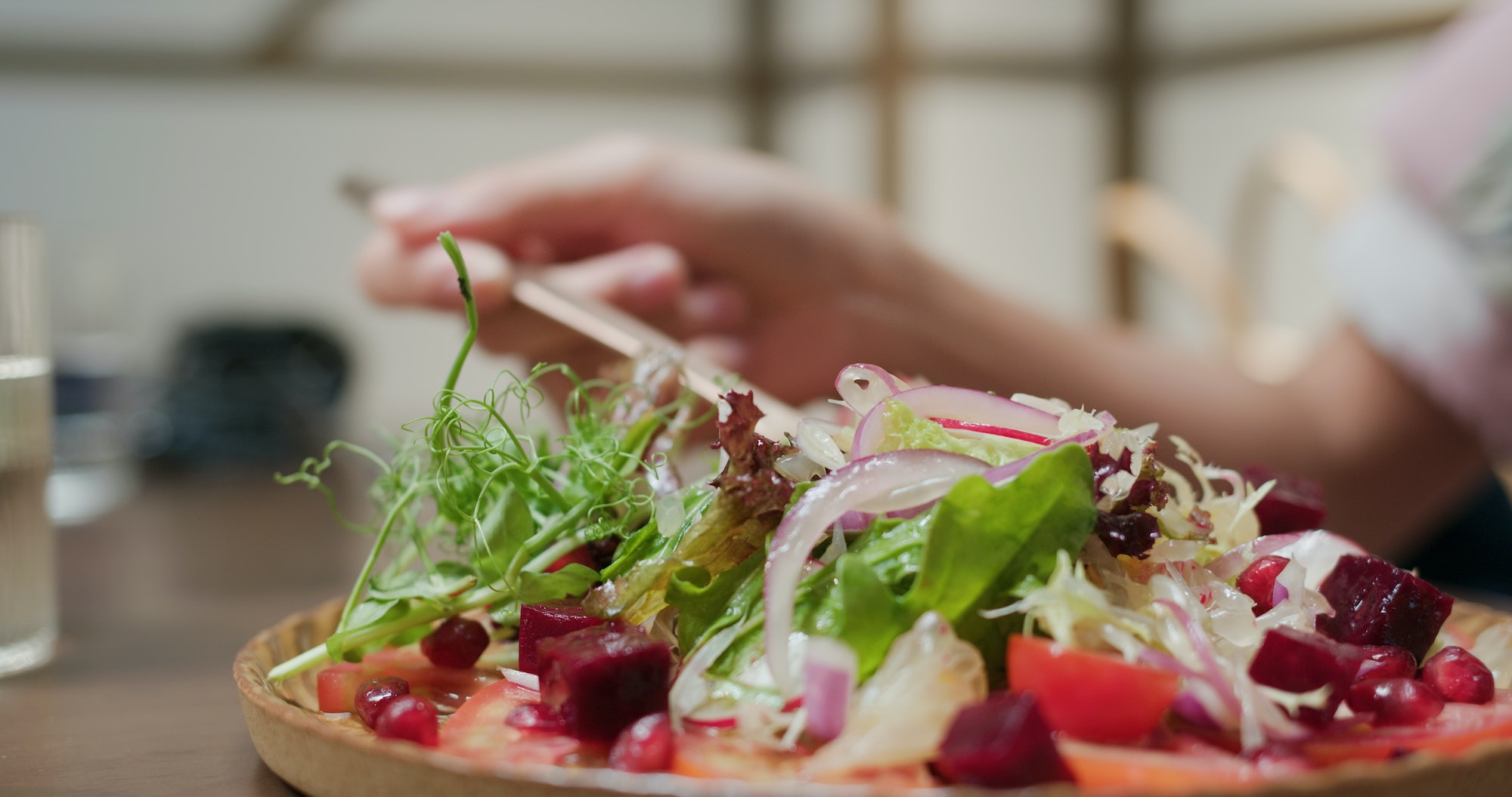 Eat salad in the restaurant